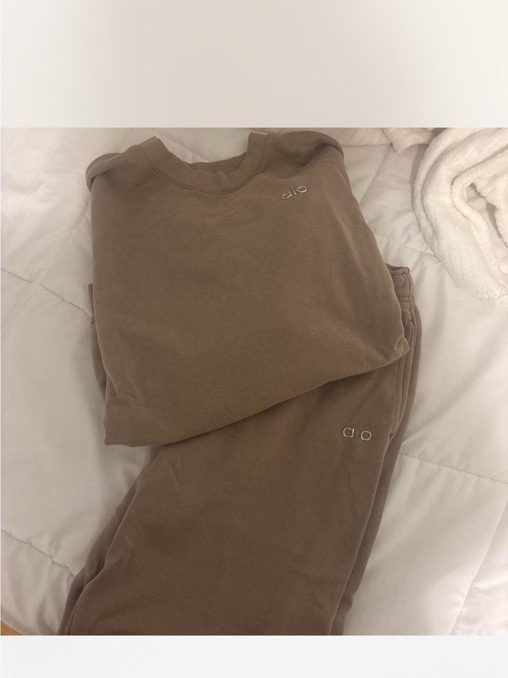 ALO Yoga Women's Crewneck Sweater and Jogger Set - Taupe